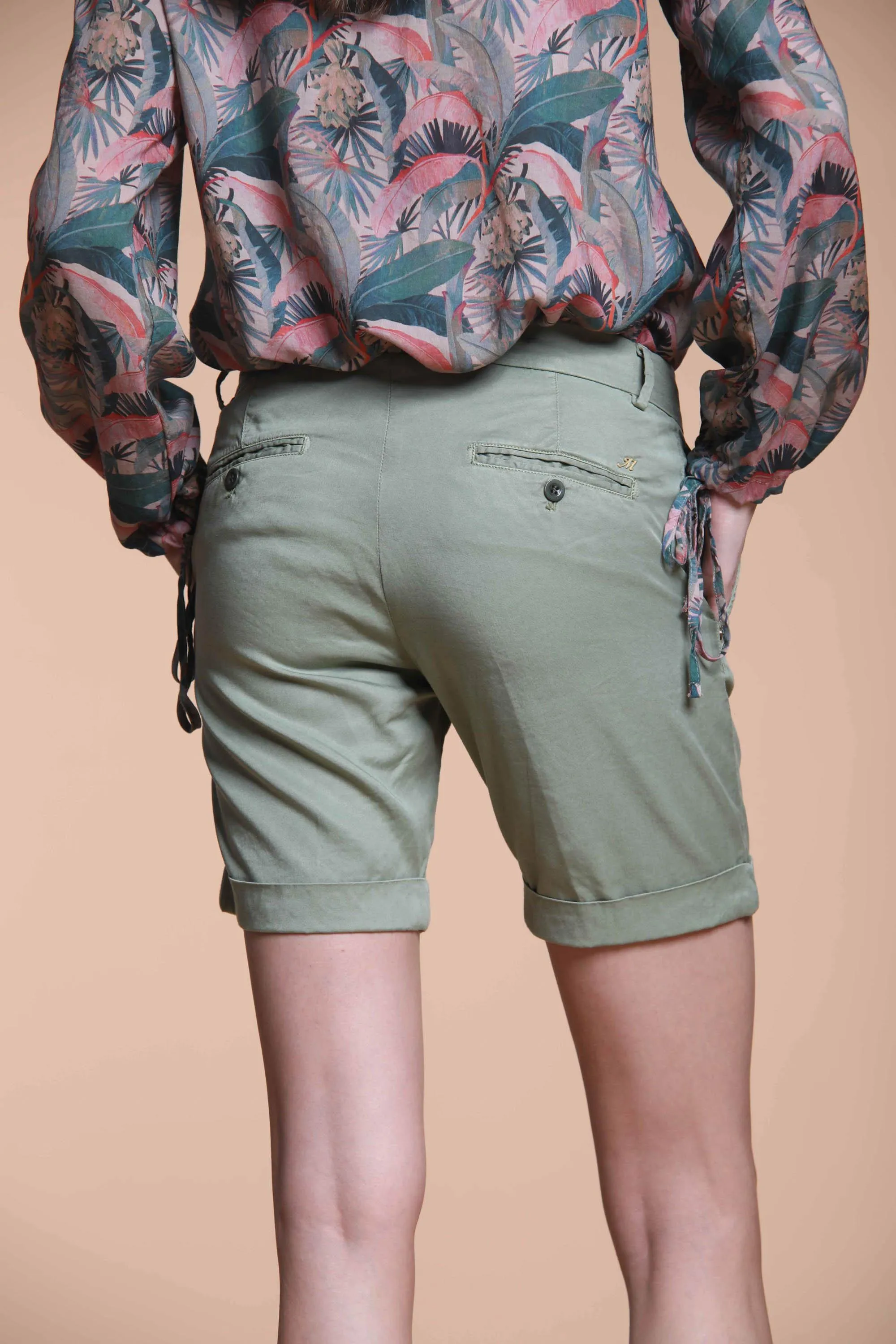 Jaqueline Curvy bermuda chino donna in tencel con borchie curvy
