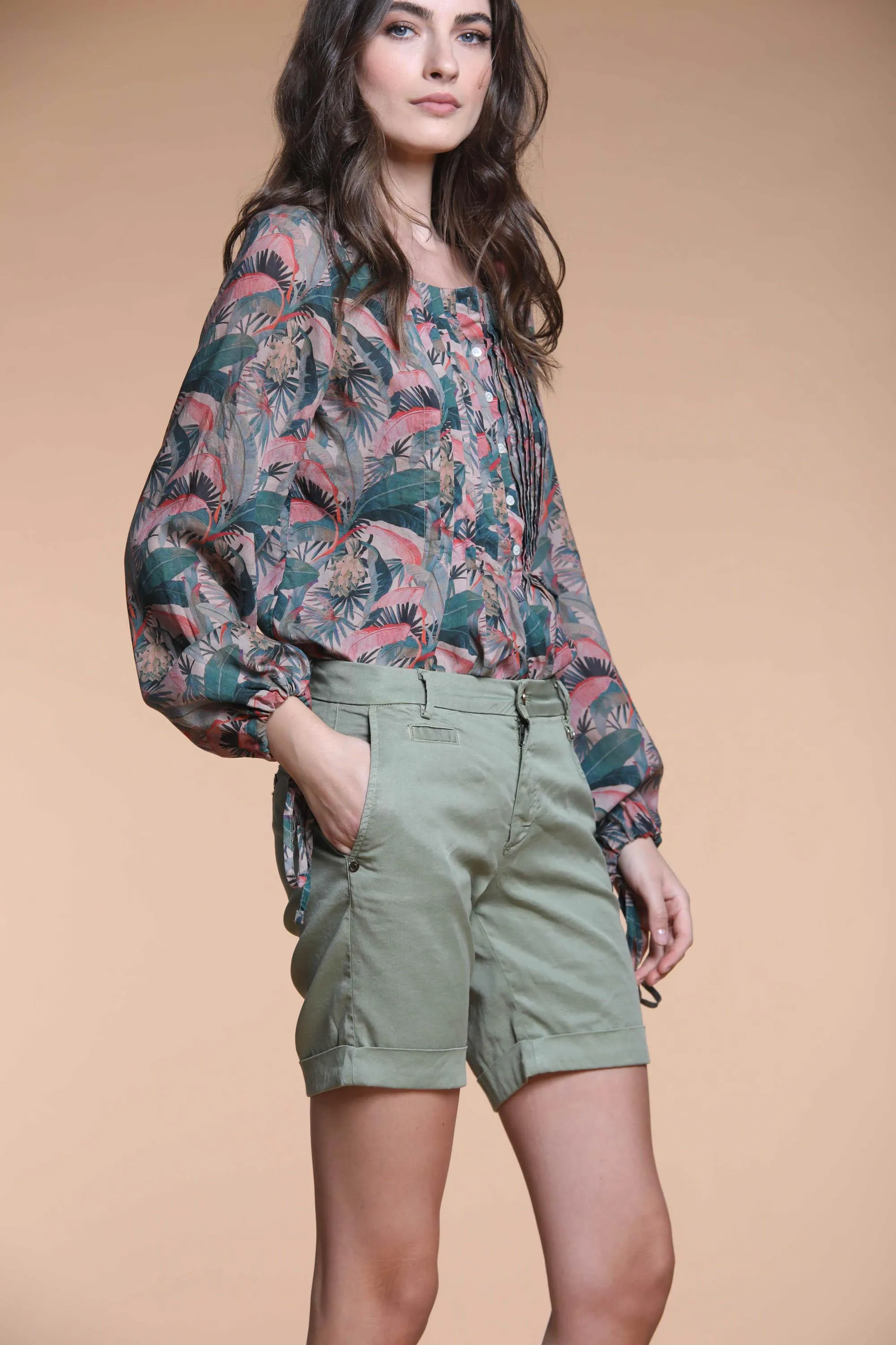 Jaqueline Curvy bermuda chino donna in tencel con borchie curvy
