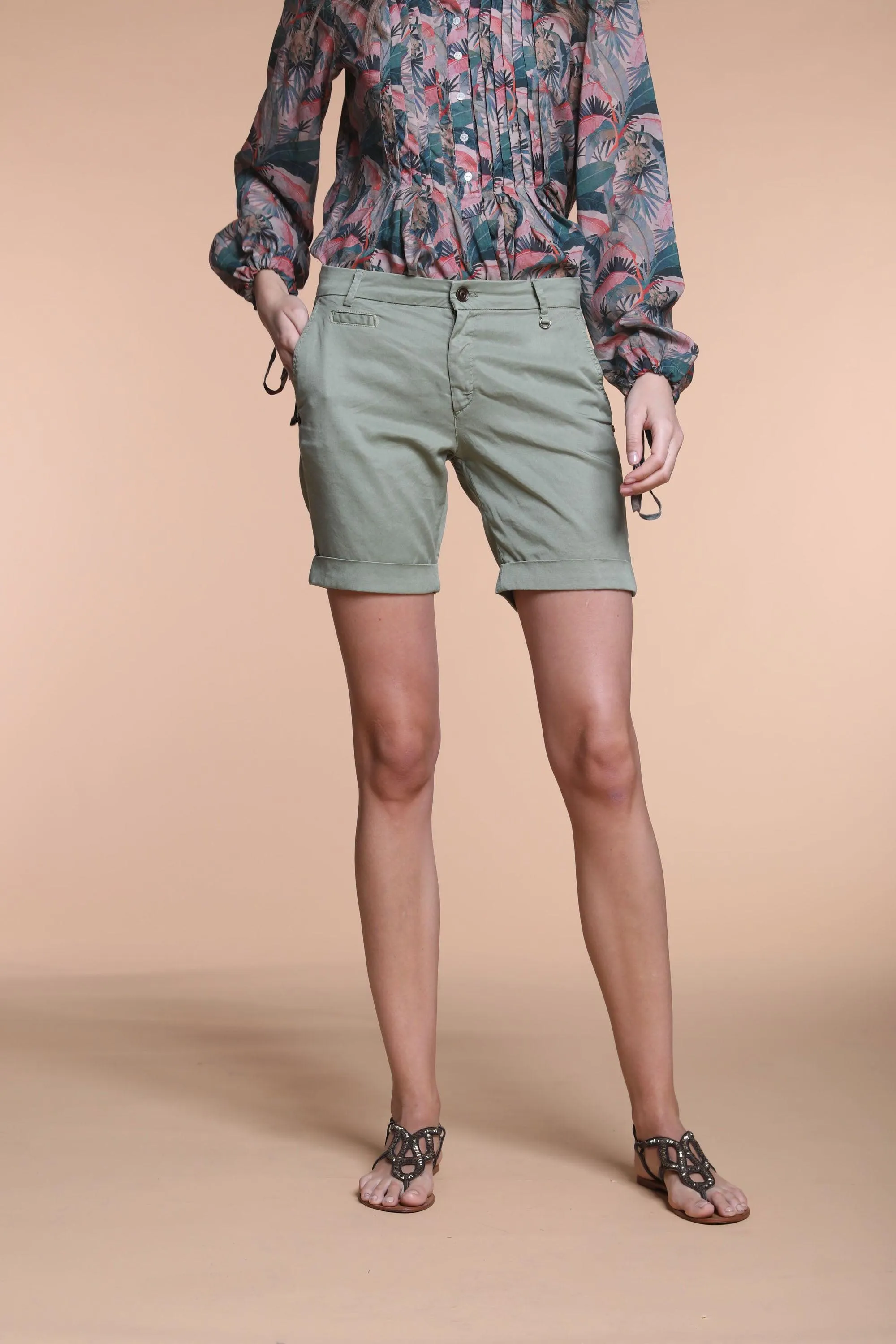 Jaqueline Curvy bermuda chino donna in tencel con borchie curvy