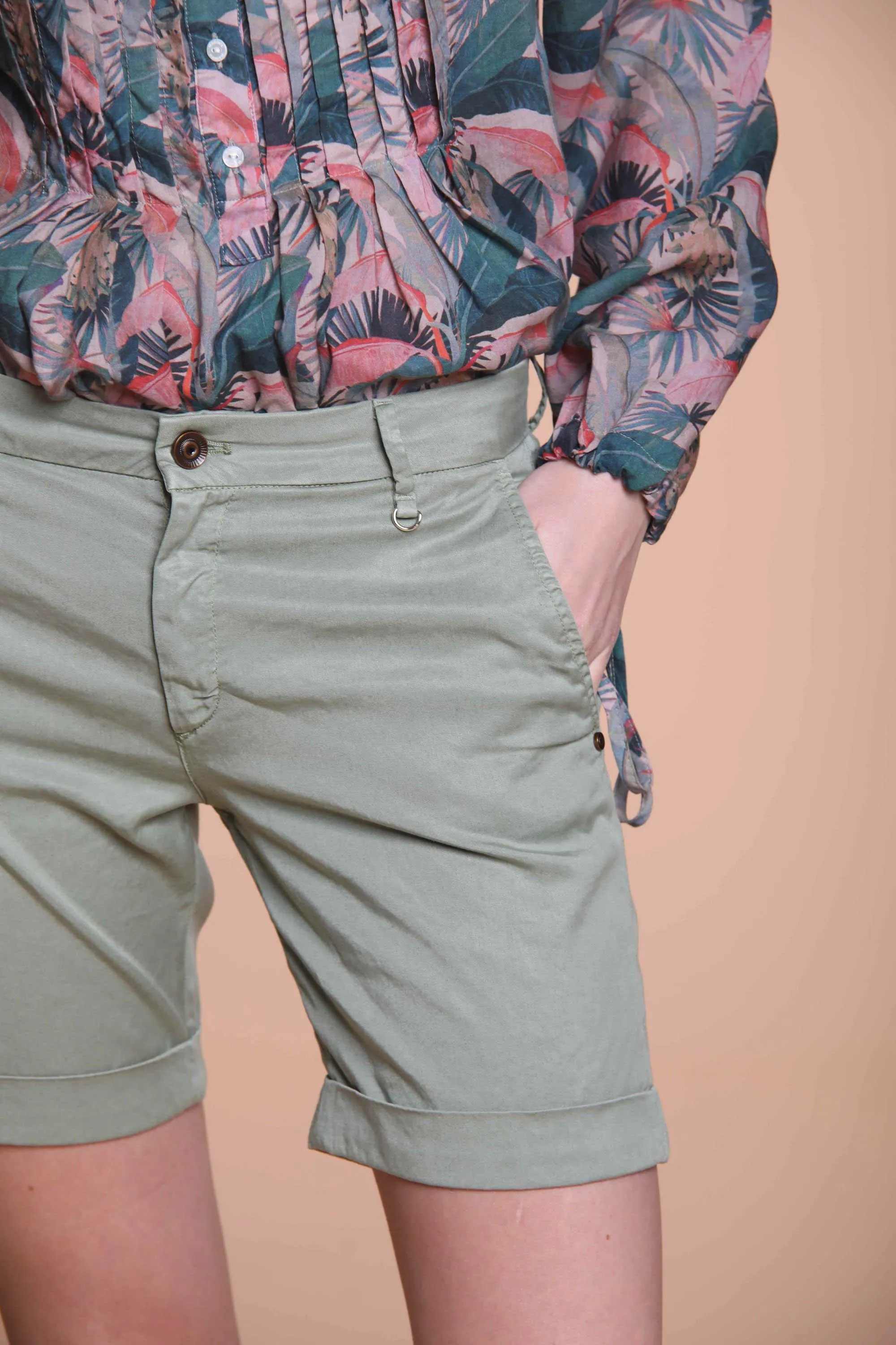 Jaqueline Curvy bermuda chino donna in tencel con borchie curvy