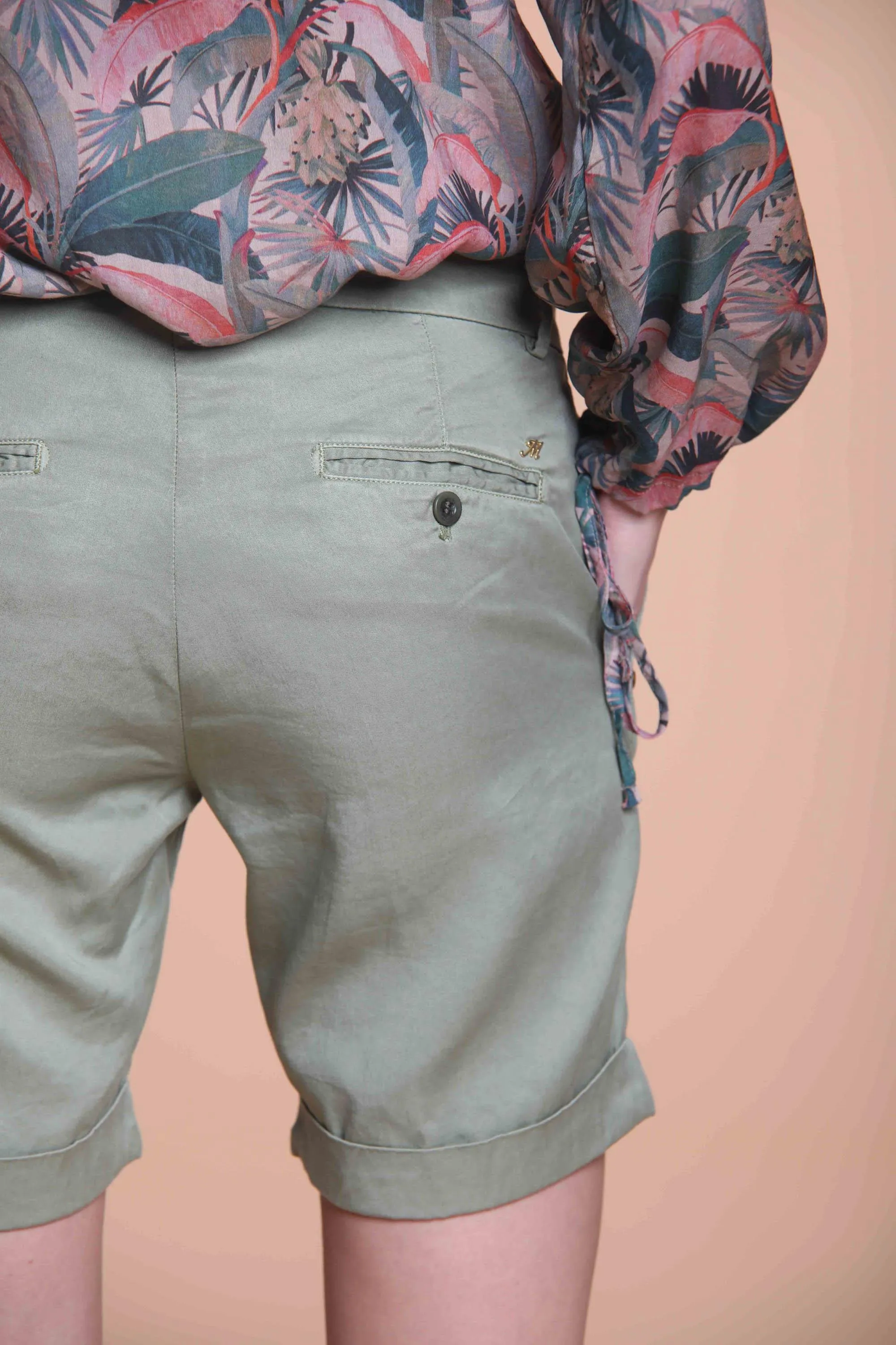 Jaqueline Curvy bermuda chino donna in tencel con borchie curvy